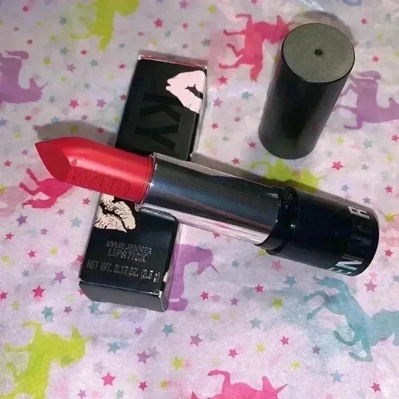 Kylie Jenner Boss Matte Lipstick - Picture 9 of 12